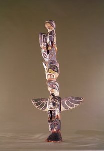 Tinglit Bird Clan totempæl (malet træ)